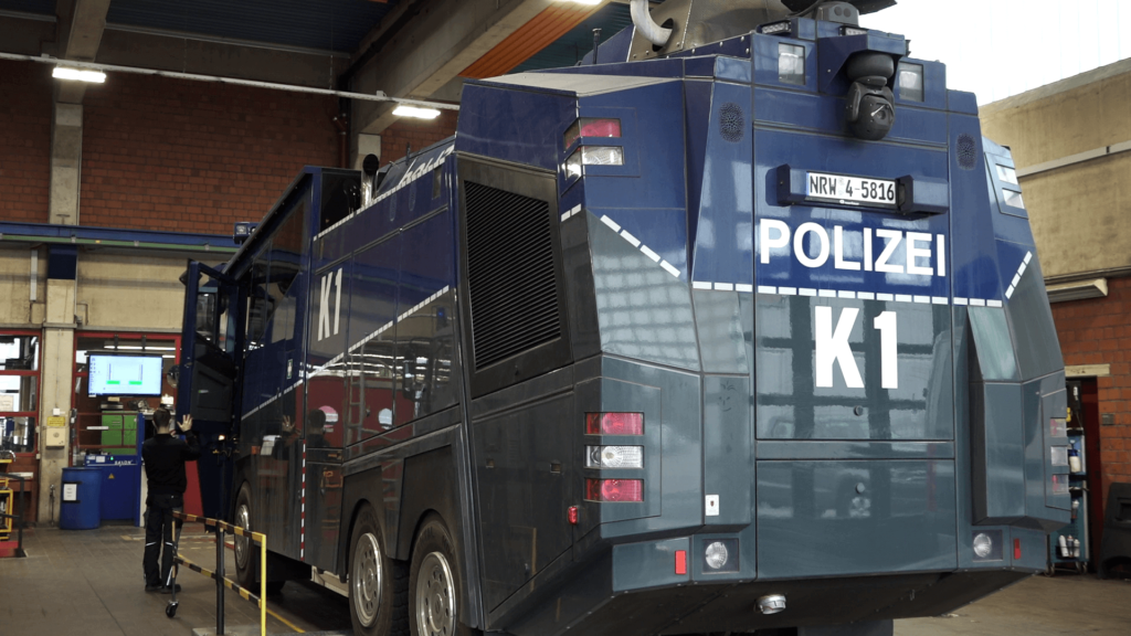 Wasserwerfer der Polizei NRW in einer Kfz-Werkstatt.