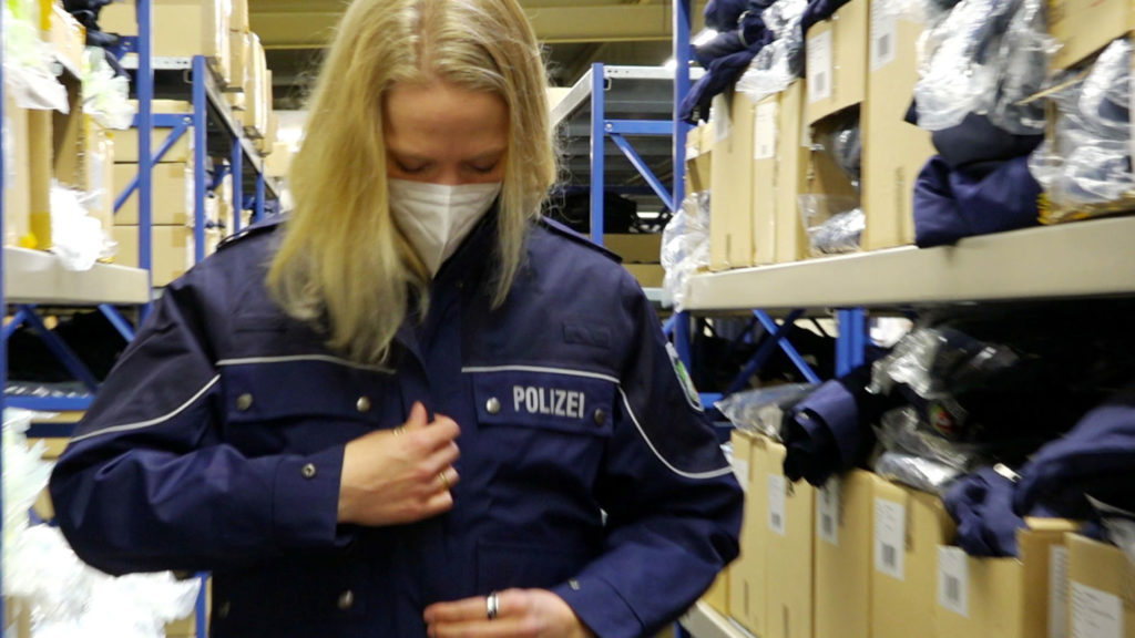 Polizeirätin probiert im Kleidungslager der Polizei NRW ihre Uniform an.